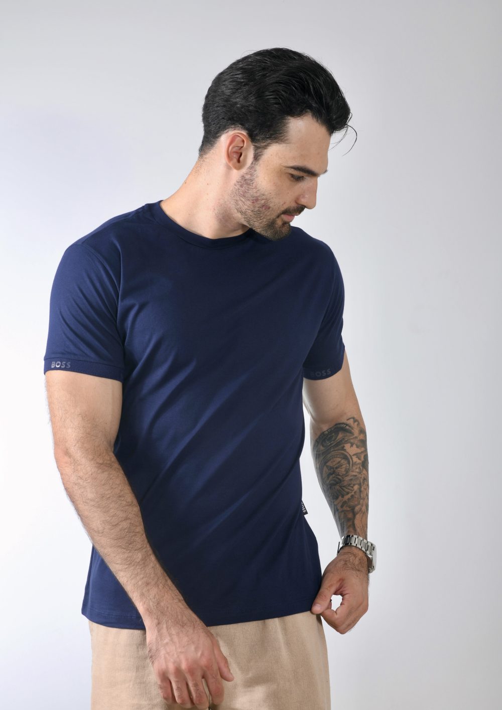 GRIFE ITALIANA HUGO BOSS DETALHE ASSINATURA BOSS MANGA AZUL MARINHO