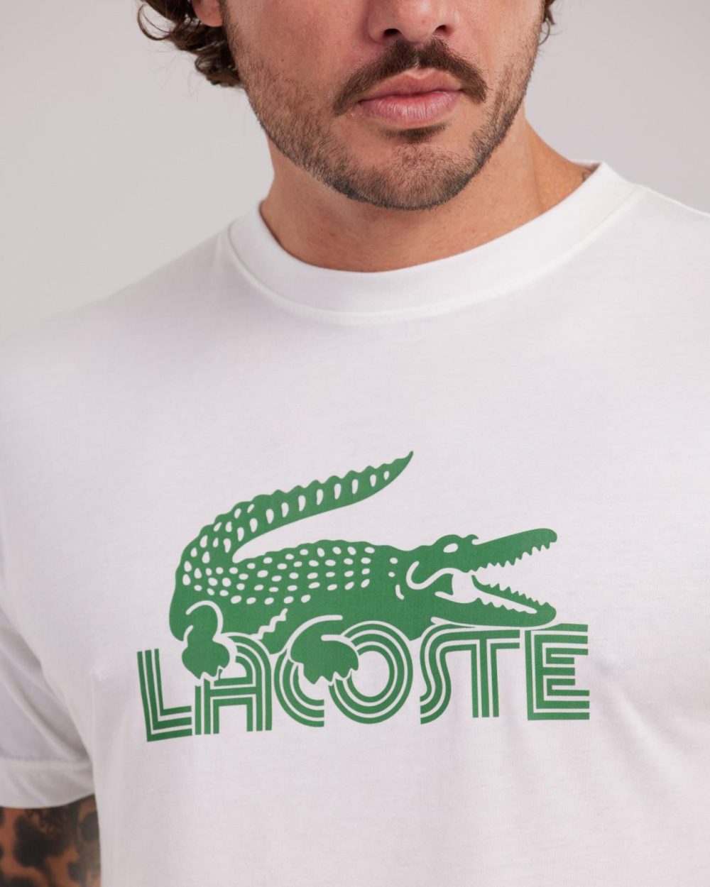 CAMISA LACOSTE BRANCA COM LOGO NO CENTRO