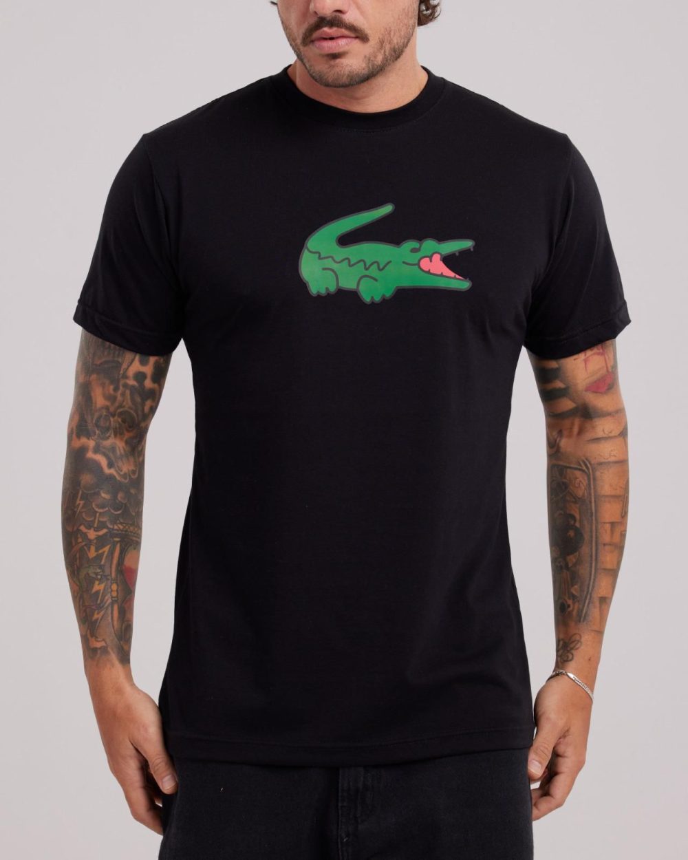 CAMISA LACOSTE PRETA COM LOGO NO CENTRO