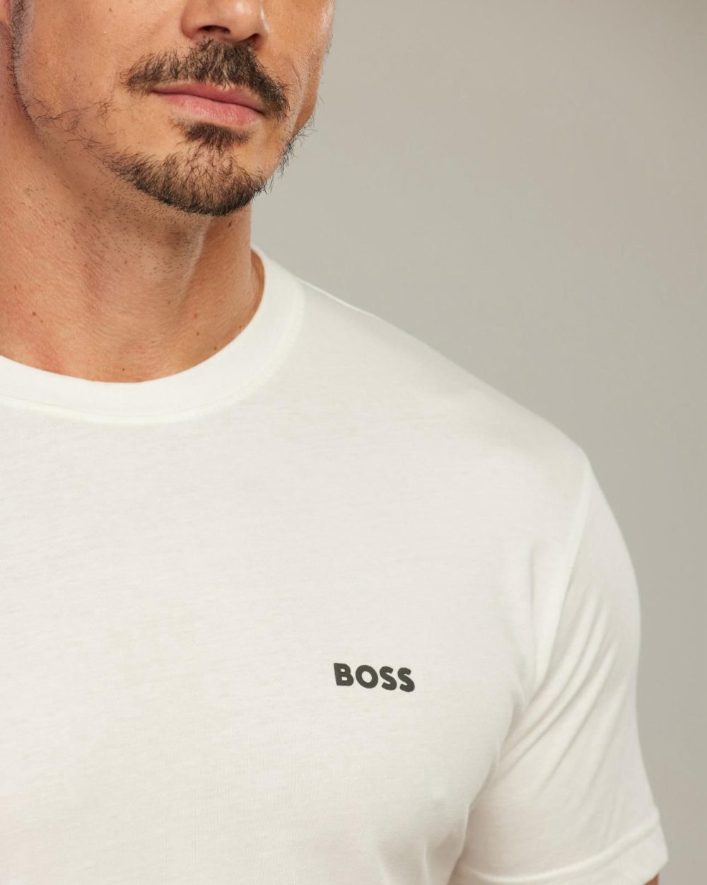 GRIFE ITALIANA HUGO BOSS BRANCA COM ESCRITA NO PEITO