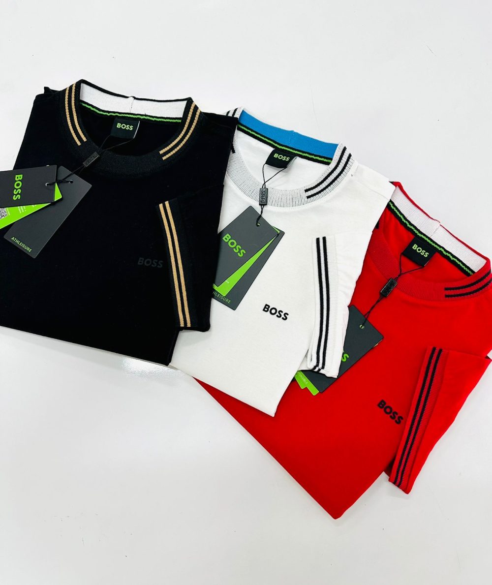 GRIFE ITALIANA HUGO BOSS BRANCA COM DETALHES NA MANGA E GOLA - Image 2