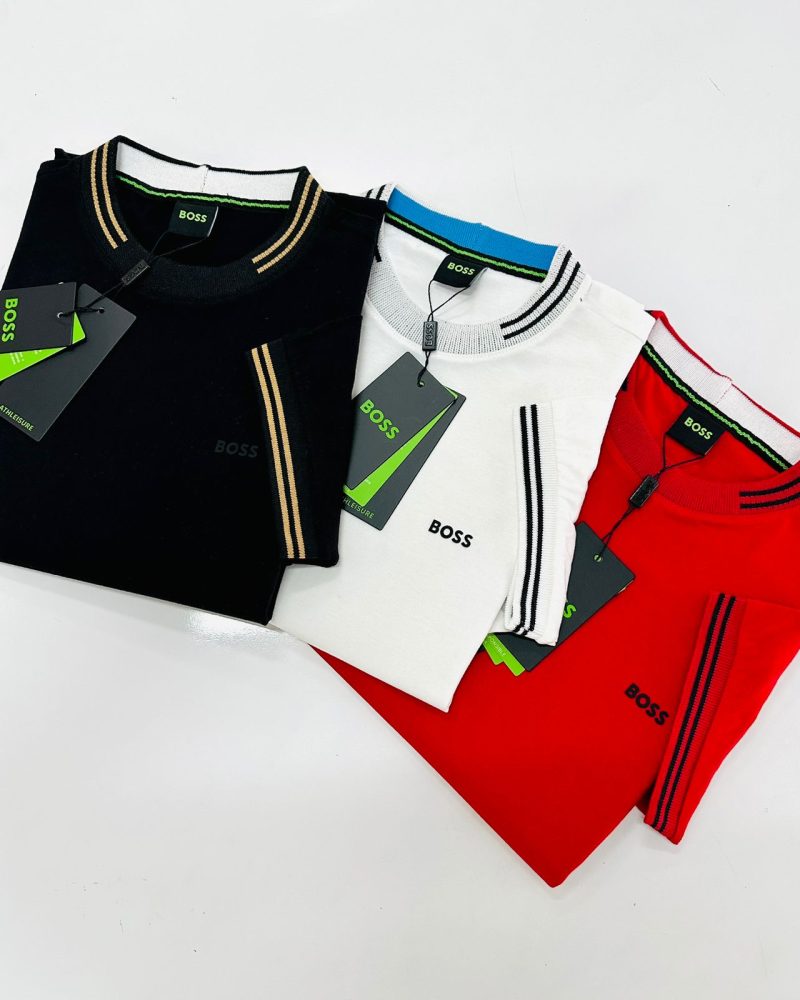 GRIFE ITALIANA HUGO BOSS BRANCA COM DETALHES NA MANGA E GOLA - Image 2