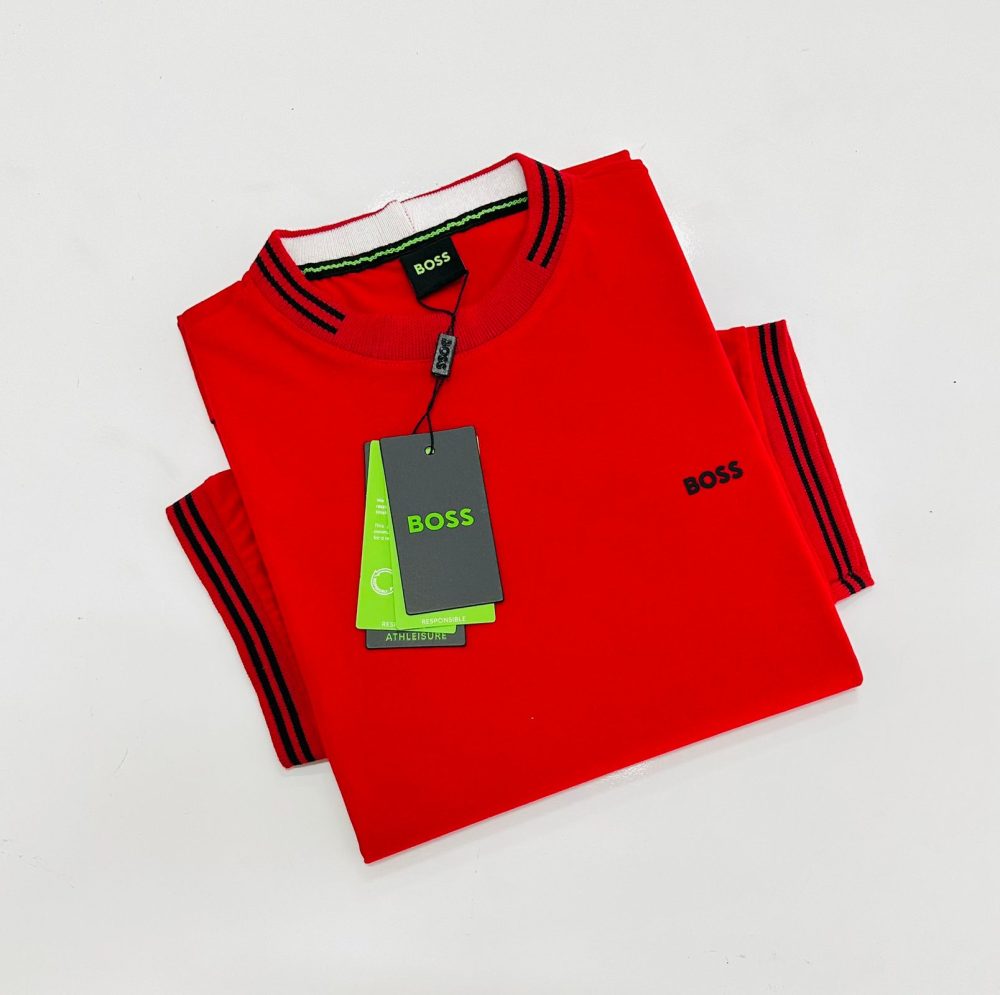 GRIFE ITALIANA HUGO BOSS VERMELHA COM DETALHES NA MANGA E GOLA