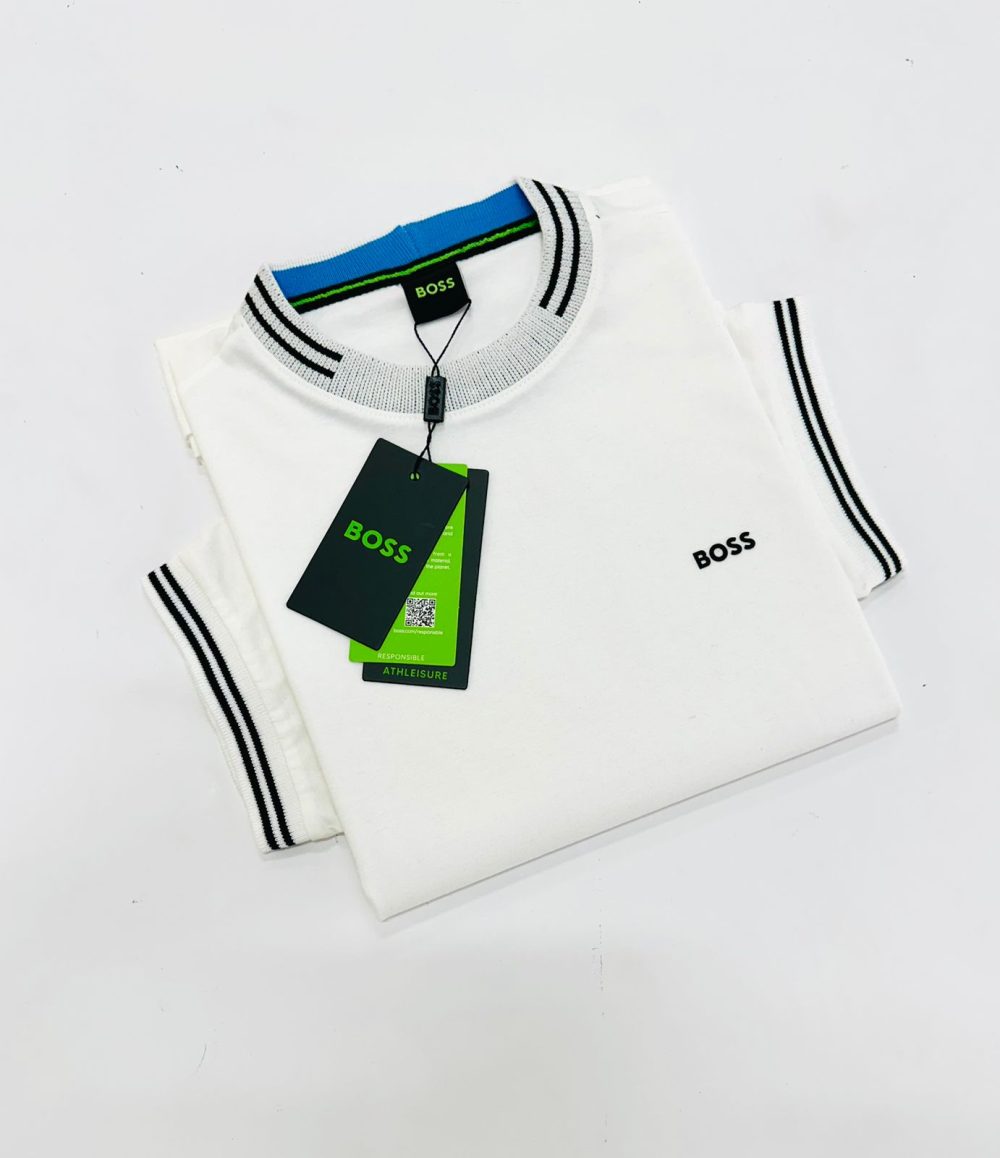 GRIFE ITALIANA HUGO BOSS BRANCA COM DETALHES NA MANGA E GOLA