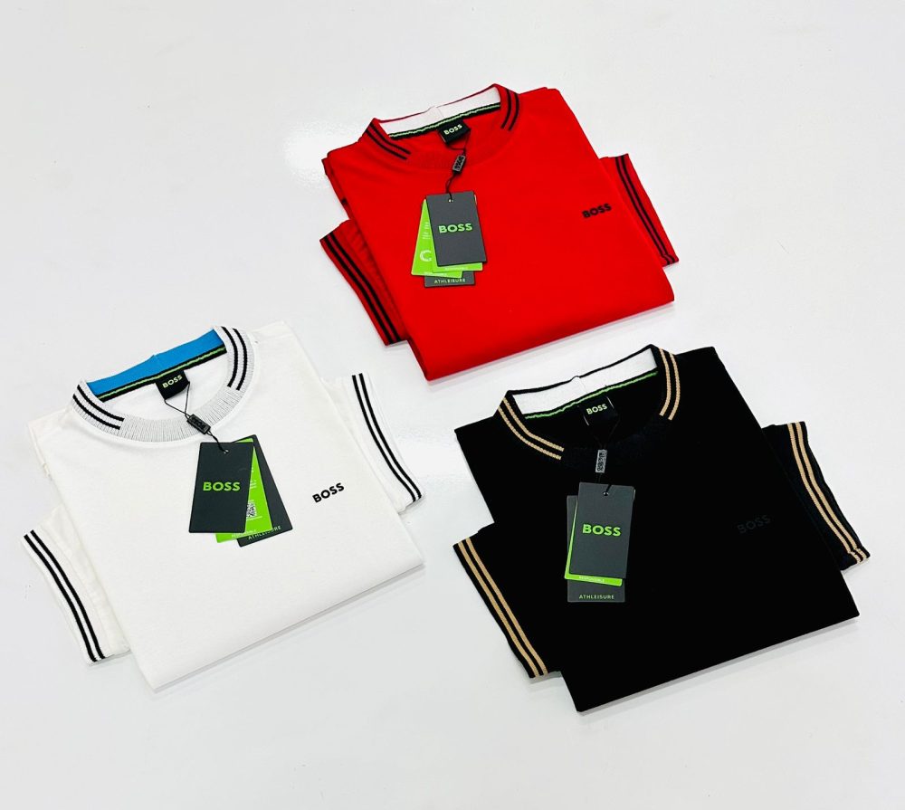 GRIFE ITALIANA HUGO BOSS BRANCA COM DETALHES NA MANGA E GOLA - Image 3