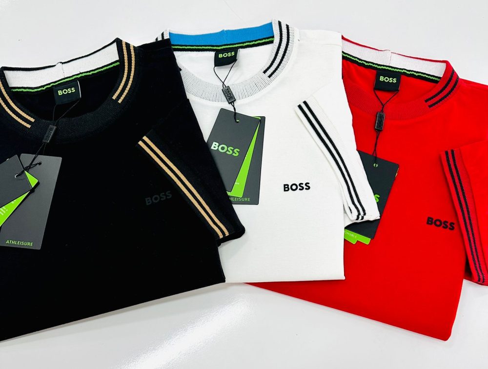 GRIFE ITALIANA HUGO BOSS BRANCA COM DETALHES NA MANGA E GOLA - Image 4