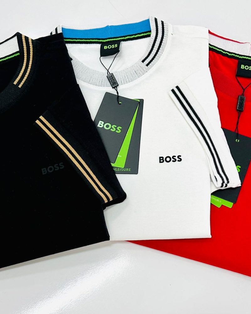 GRIFE ITALIANA HUGO BOSS BRANCA COM DETALHES NA MANGA E GOLA - Image 4