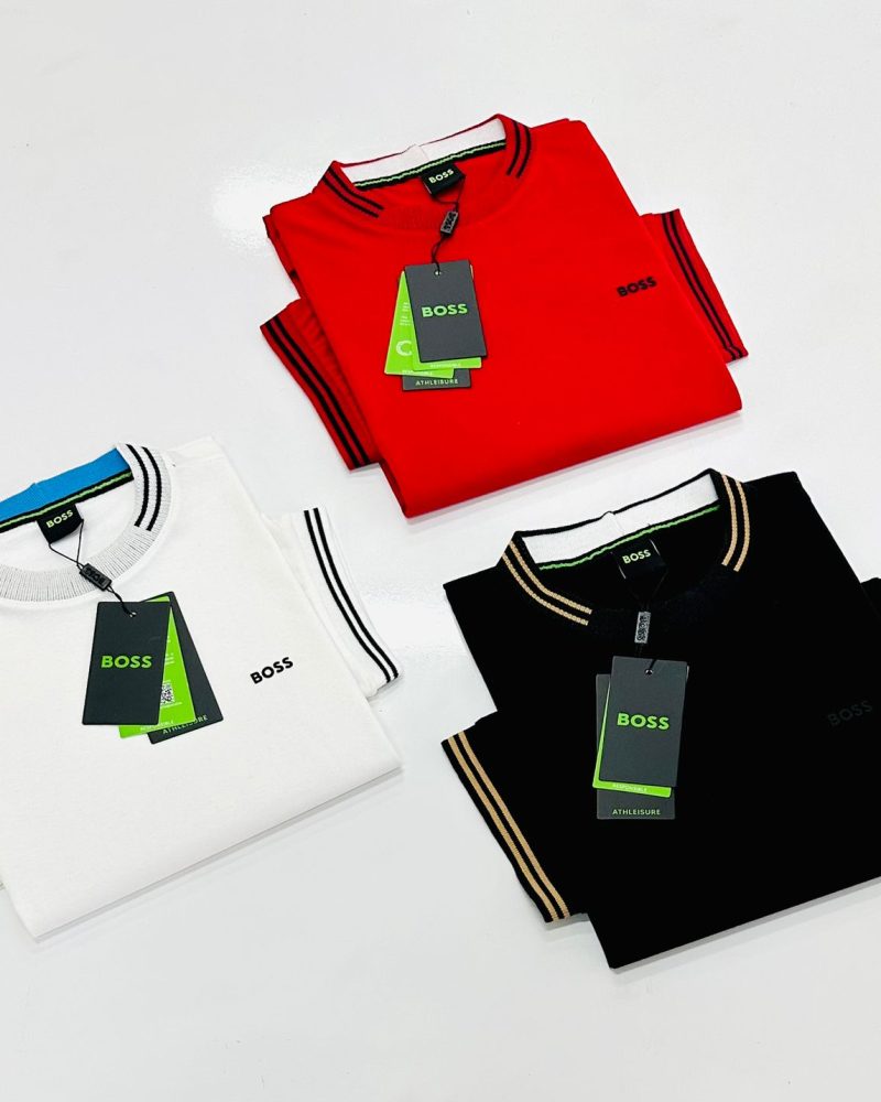 GRIFE ITALIANA HUGO BOSS BRANCA COM DETALHES NA MANGA E GOLA - Image 3
