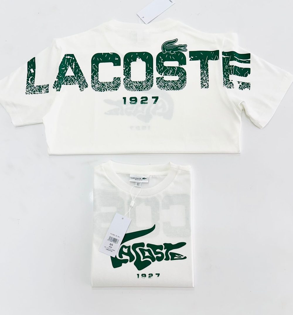 CAMISA LACOSTE BRANCA COM DETALHE NO PEITO E NAS COSTAS