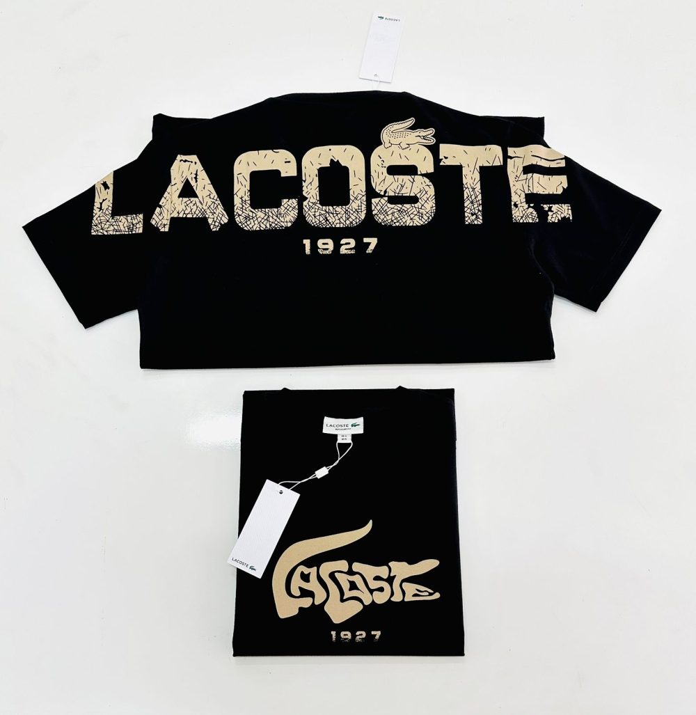 CAMISA LACOSTE PRETA COM DETALHE NO PEITO E NAS COSTAS