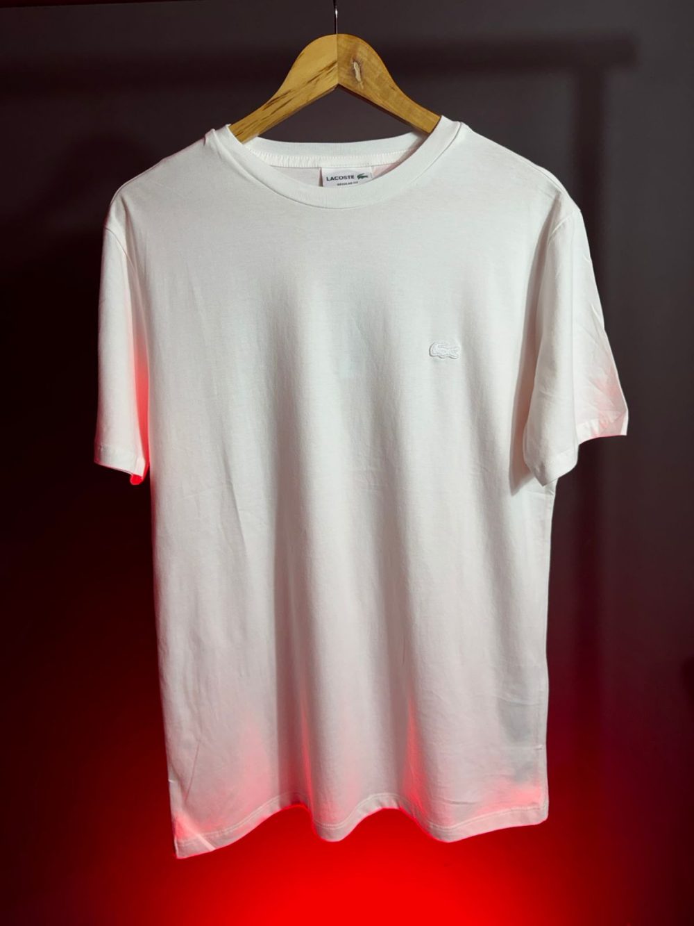 GRIFE ITALIANA LACOSTE MONOCROMÁTICA BRANCA