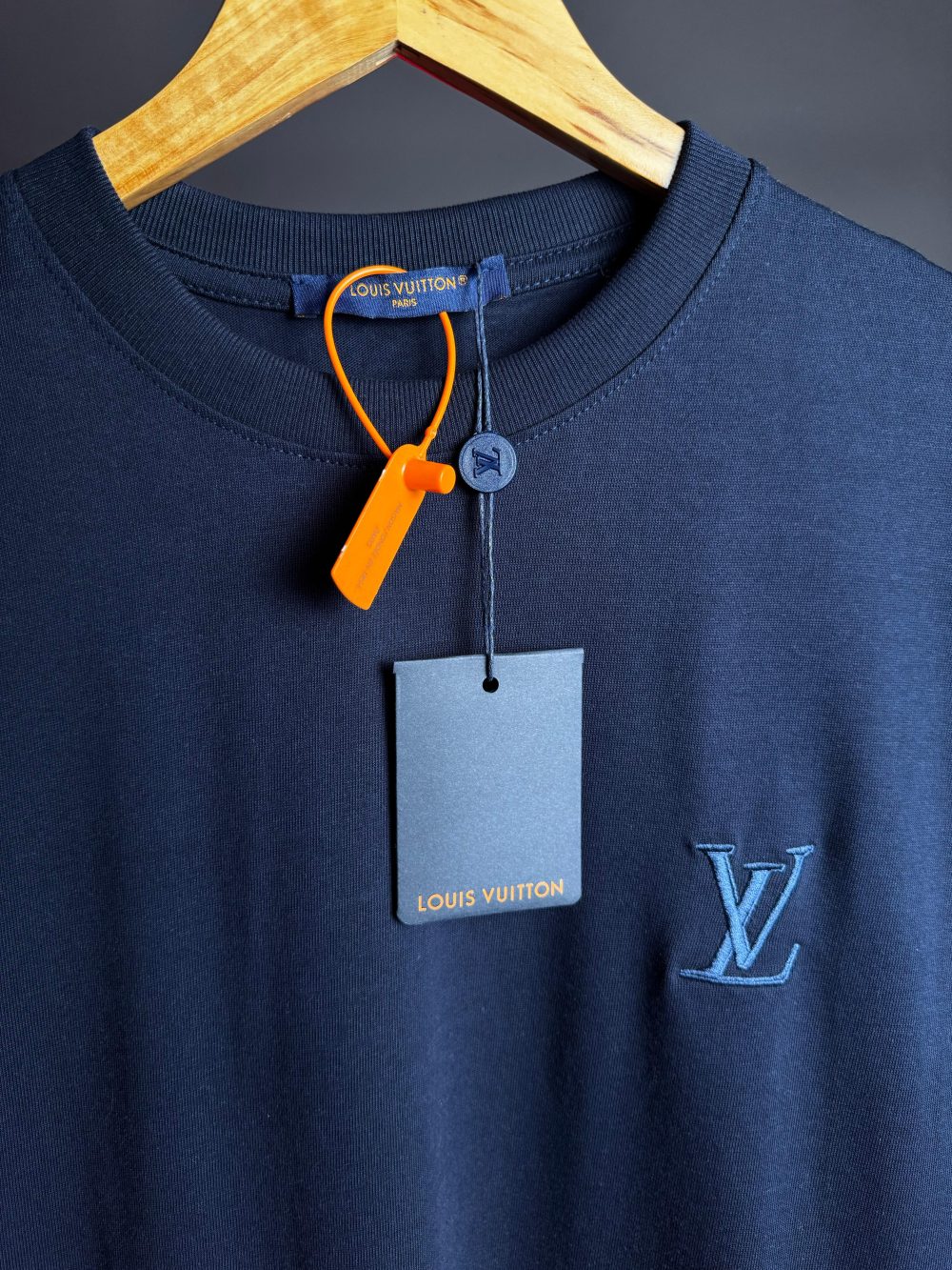 GRIFE CHINESA LOUIS VUITTON (LV) AZUL MARINHO - Image 2