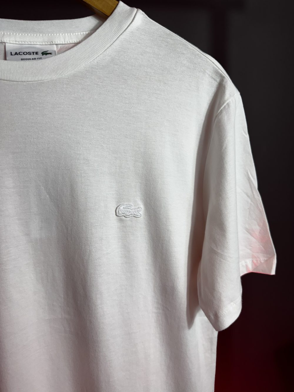 GRIFE ITALIANA LACOSTE MONOCROMÁTICA BRANCA