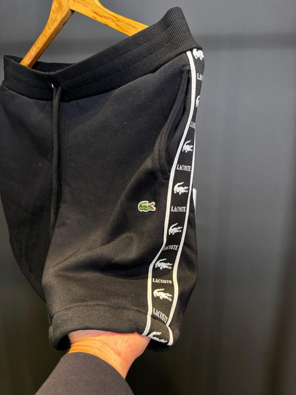 SHORTS LACOSTE VERDE PRETO - Image 2