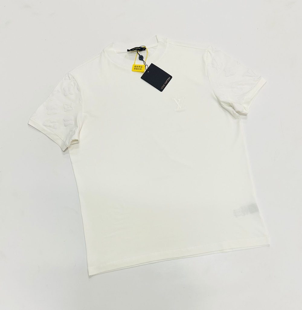 GRIFE CHINESA LOUIS VUITTON (LV) BRANCA COM DETALHES NO OMBRO
