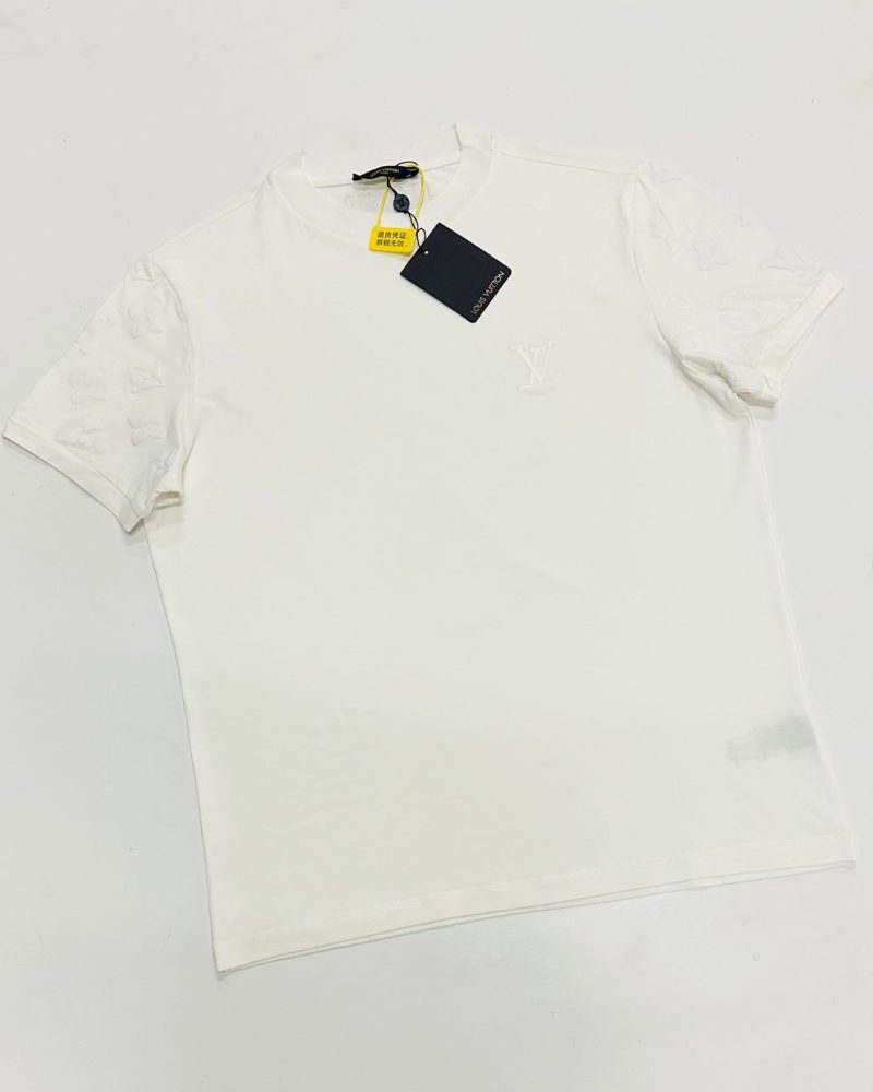 GRIFE CHINESA LOUIS VUITTON (LV) BRANCA COM DETALHES NO OMBRO