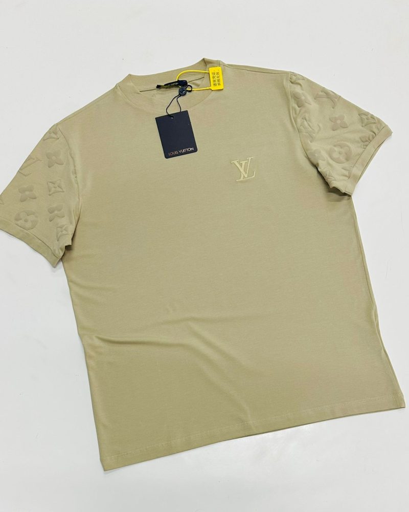 GRIFE CHINESA LOUIS VUITTON (LV) BEGE COM DETALHES NO OMBRO