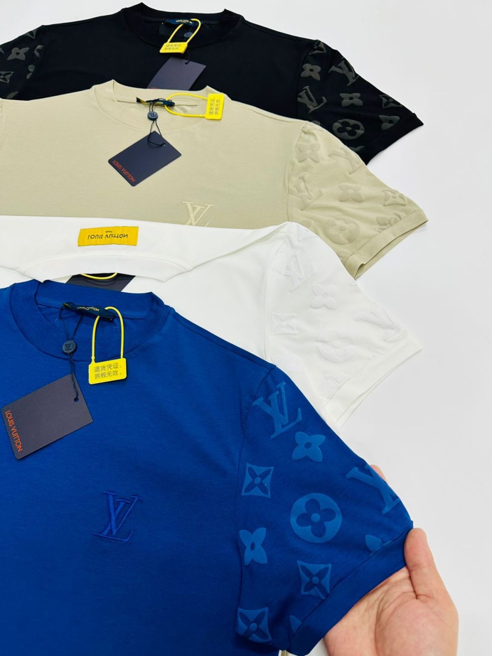 GRIFE CHINESA LOUIS VUITTON (LV) BRANCA COM DETALHES NO OMBRO - Imagem 2